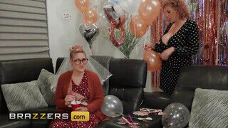 Brazzers - Sara Jay és Sally D'Angelo édeshármasban közösülnek