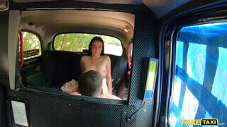 Fake Taxi - Tinédzser szuka kamatyol a taxiban