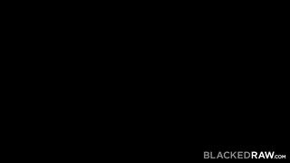 BlackedRaw - Oxana Chic tini nőci rábukik a faszra