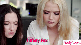 Tiffany Fox a repedtsarkú zsenge milf gruppen kamatyol