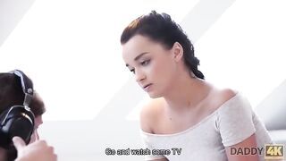 Zsenge kis csaj és az koros pali