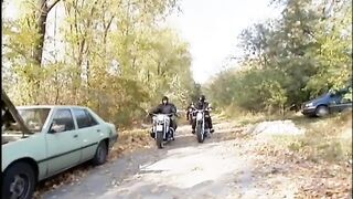 Világos Szőke ribancot kamagyolnak meg a motoros pasik