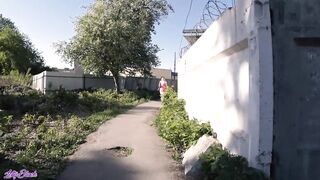 Zsenge fiatalasszony lovagolja a pali faszát