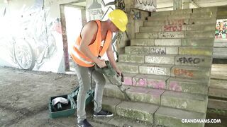 Gigantikus keblű érett nő kúrel a melóssal