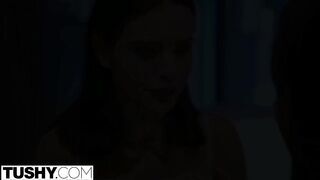 Lana Rhoades fenekét egy barna pali bassza