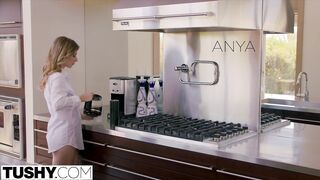 Anya Olsen a tökéletes céda barinő