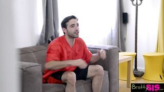 A szenvedélyes zsenge csaj tv nézés helyzett szopna