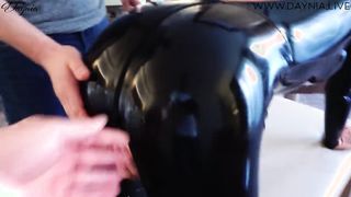 Latex ruhás anyukát popsiba kefélnek