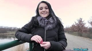 Orosz fiatal kiscsaj pénzért kamatyol
