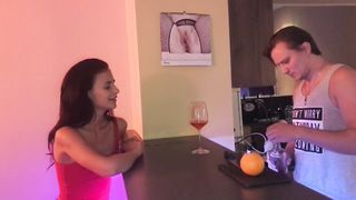 18 éves zsenge kettyintése a bárban