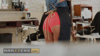 Brazzers - Marilyn Sugar a ringyó fodrász