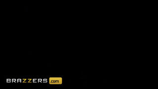 Brazzers - Cherie Deville tini pacákkal közösül