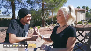 Brazzers - Danielle Derek az óriás csöcsű mami