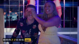 Brazzers - Blanche Bradburry kedveli a bazinagy falloszt