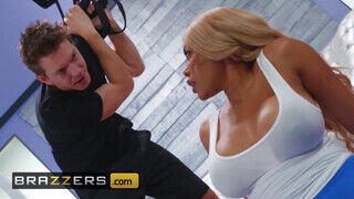 Brazzers - Moriah Mills a nagyméretű picsájú barna pipi