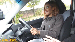 Fake Driving School - Sofia Lee az óriás keblű maca