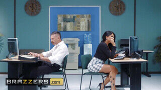Brazzers - A dögös Romi Rain az irodában kamatyol