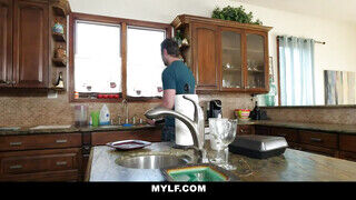 Mylf - Cali Lee a szexy kolumbiai milf