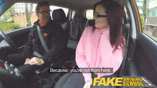 Fake Driving School - amerikai kiscsaj megdöngetve