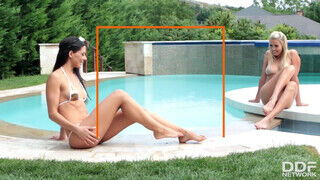 Hot Legs And Feet - Alexa Tomas és Christen Courtney édeshármasban pajzánkodnak