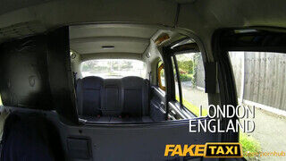 FakeTaxi - méretes popsis gádzsi kúrni akar