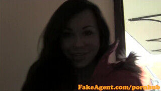 FakeAgent - műcsöcsös kiscsaj szívesen lovagol