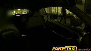 FakeTaxi - Olasz kishölgy a taxiban baszik