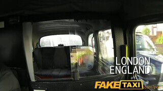 FakeTaxi világos szőke csajszit nem nagyon zavarja az idősebb bré