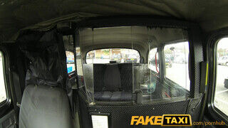 FakeTaxi kanos pipit meglepetés éri a hátsó ülésen