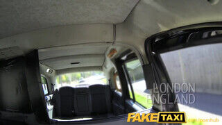 FakeTaxi - kopasz barna fiatalasszony méretes popsikája megdöngetve
