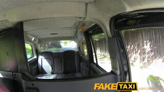 FakeTaxi latin amerikai pár egymásnak esik a hátsó ülésen