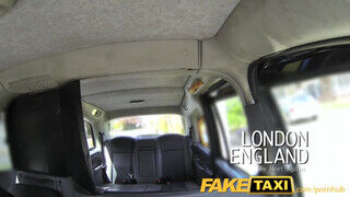FakeTaxi félvér pipi meztelenül