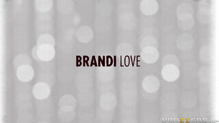 Brandi Love meglovagolja a farkat - Brazzers