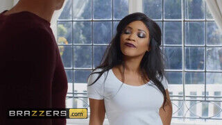 Brazzers - Kiki Minaj élvezi a nagyméretű méretet