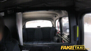 Fake Taxi méretes pinájú fiatalasszony zokniban kúr