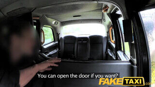 FakeTaxi cukker tinédzser extra óriási csöcsökkel
