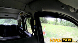 FakeTaxi még a sofőr hátsó lyukát is kinyalja a nőci