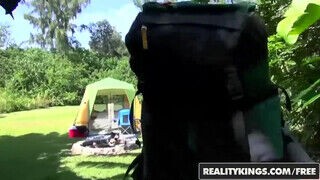 REALITY KINGS - Alana Luv szabadban reszel