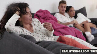 Reality Kings - Apolonia Lapiedra élvezi a vastag kukit