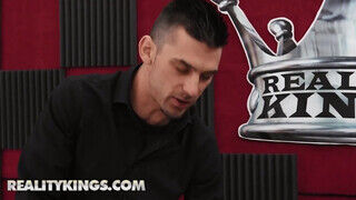 Reality Kings - a rádiós spiné kipróbálja egy négerrel