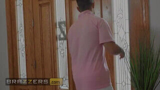 Brazzers - Katie Kush a szomszéd csávóval kúr