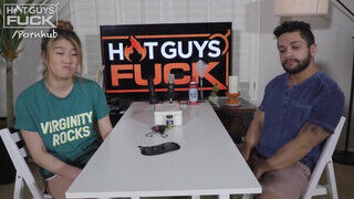Hot guys fuck - a japán maca nagyon örül a termetes fasznak