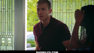 Bad Milfs - Yasmine de Leon és Mya Mays édeshármasban kefélnek