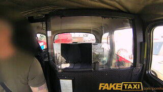 FakeTaxi - Lucy Devine a gigantikus fenekű nővérke