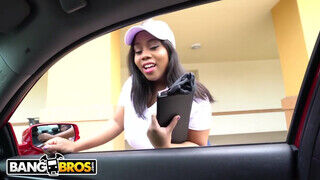 BANGBROS - Ms. Yummy a nagy cickós barna buxa