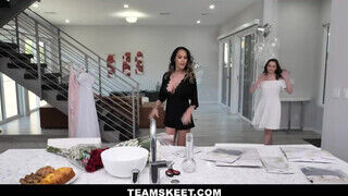TeamSkeet - MIlf kiscsaj és a menye összejönnek