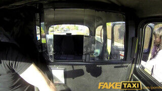 FakeTaxi - Orbitális tőgyes félvér nőci megdöngetve