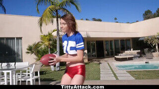 TittyAttack - Cece Capella didi közé veszi