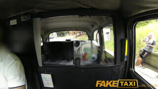 Faketaxi - szőrös pinájú milf fiatalasszony hancúrozik egyet