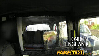 FakeTaxi - tinédzser leányzó szopja az érett taxist